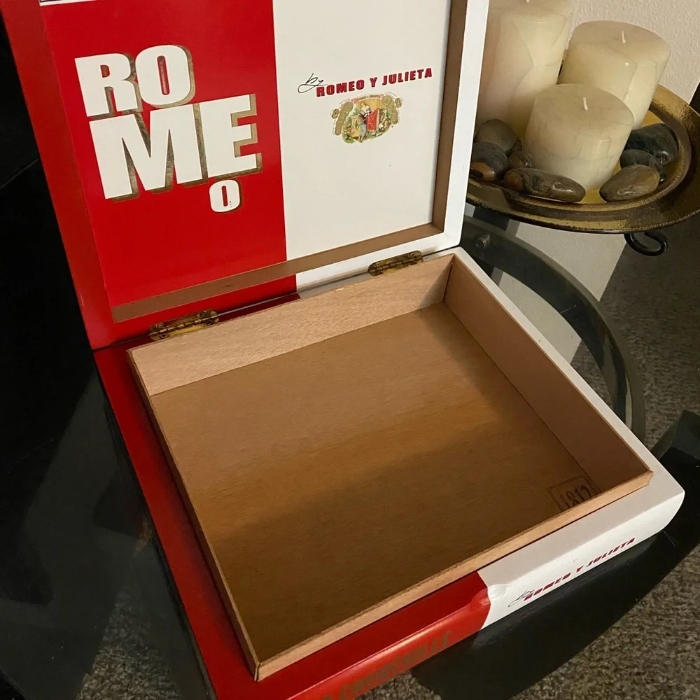 Vintage Romeo y Julieta Cedar Lined Cigar Box | Collectible Wooden Humidor Case